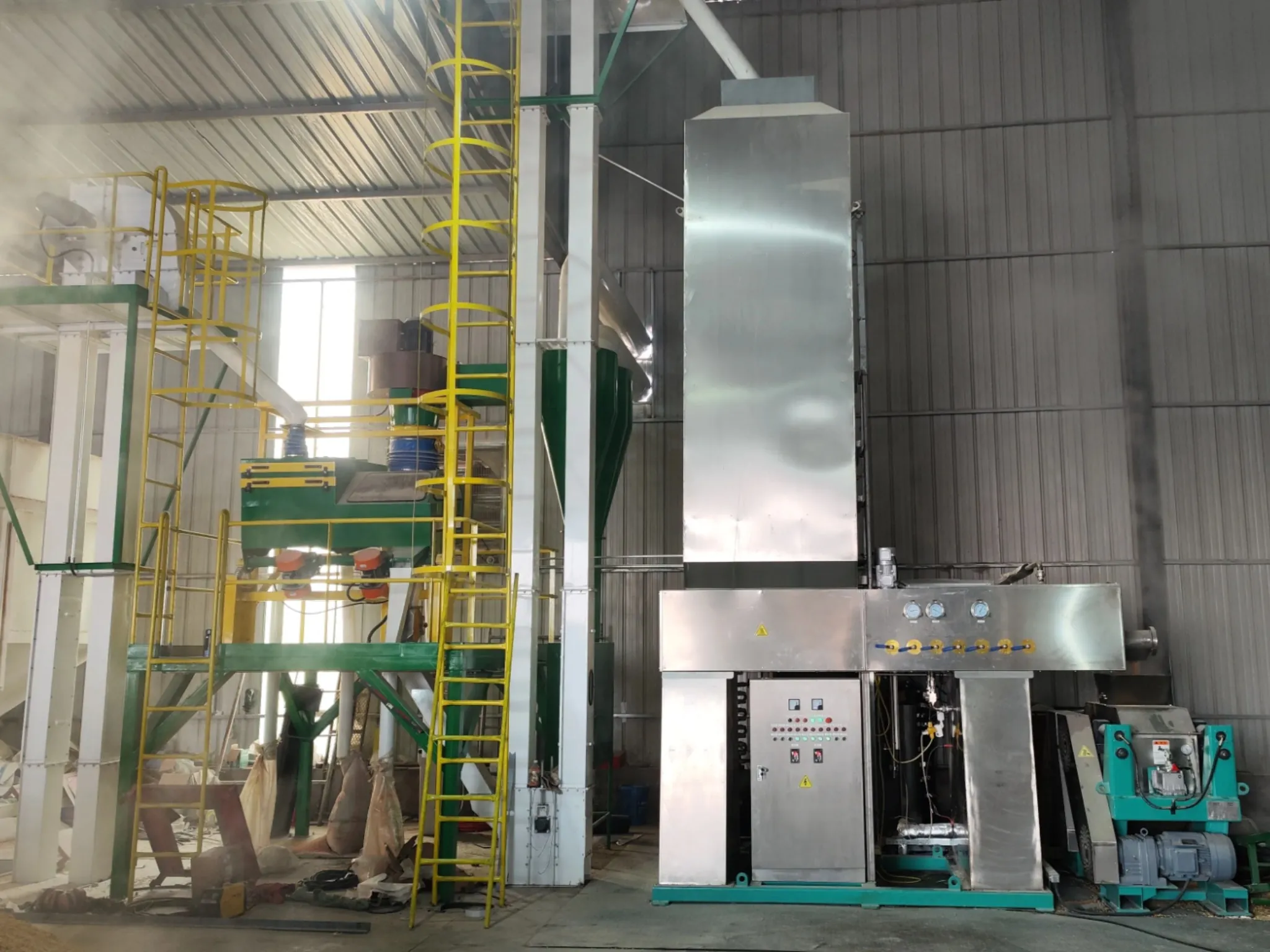 Compact grain flaking machine in a simple industrial layout