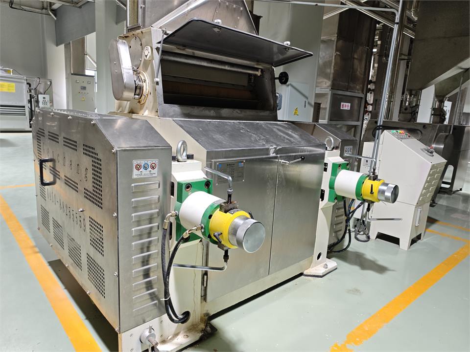 Machine angle with control cabinet