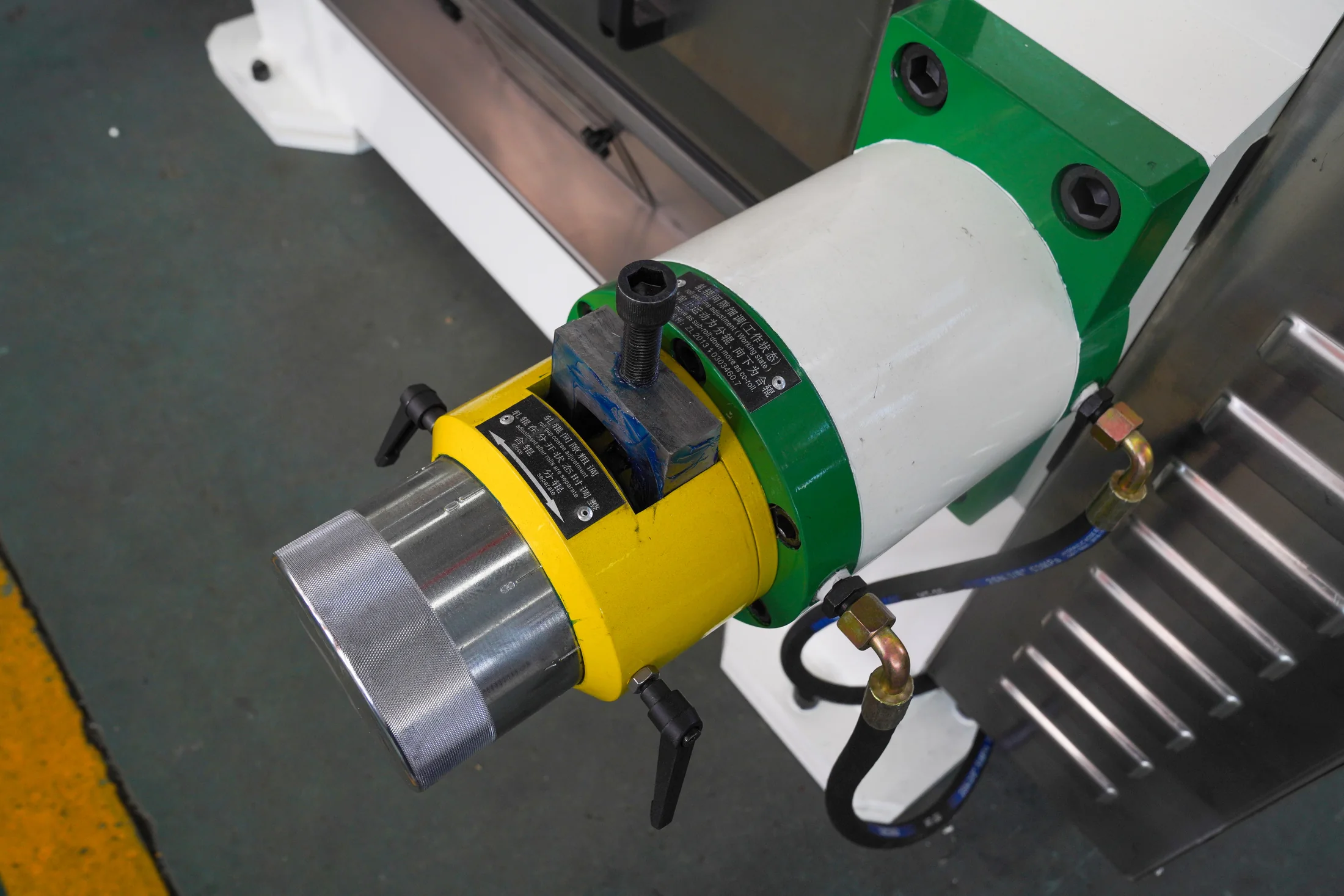 Close view of front hydraulic adjustment and roller-side control area
