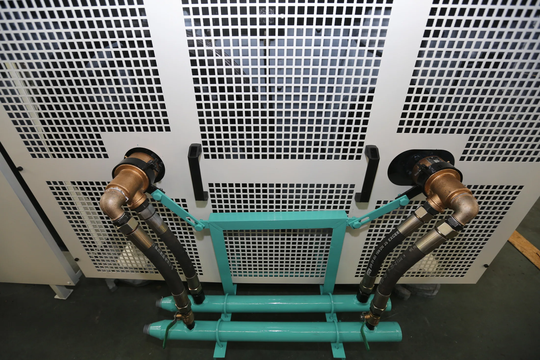 Water cooling inlet and outlet piping on the roller-side circuit