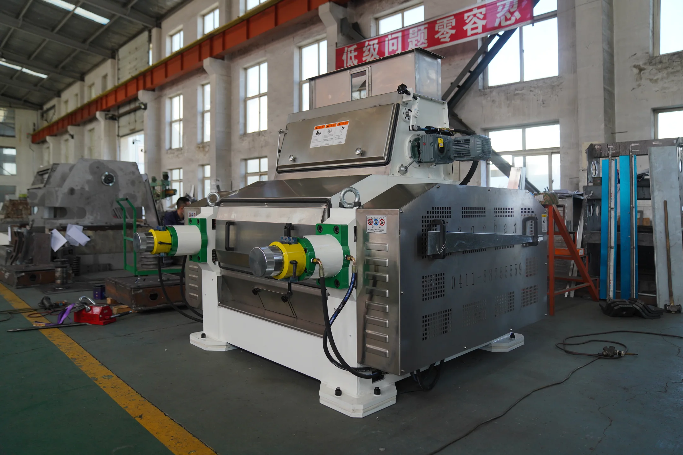 Installed square bearing support side with roller-end support structure